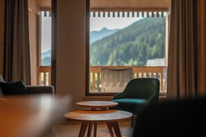 Hypo-allergenic bedding, in-room safe, laptop workspace - ADEA Lifestyle Suites (Fieberbrunn)