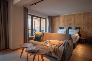 Superior Studio, 1 Queen Bed with Sofa bed | 1 bedroom, hypo-allergenic bedding, in-room safe, laptop workspace