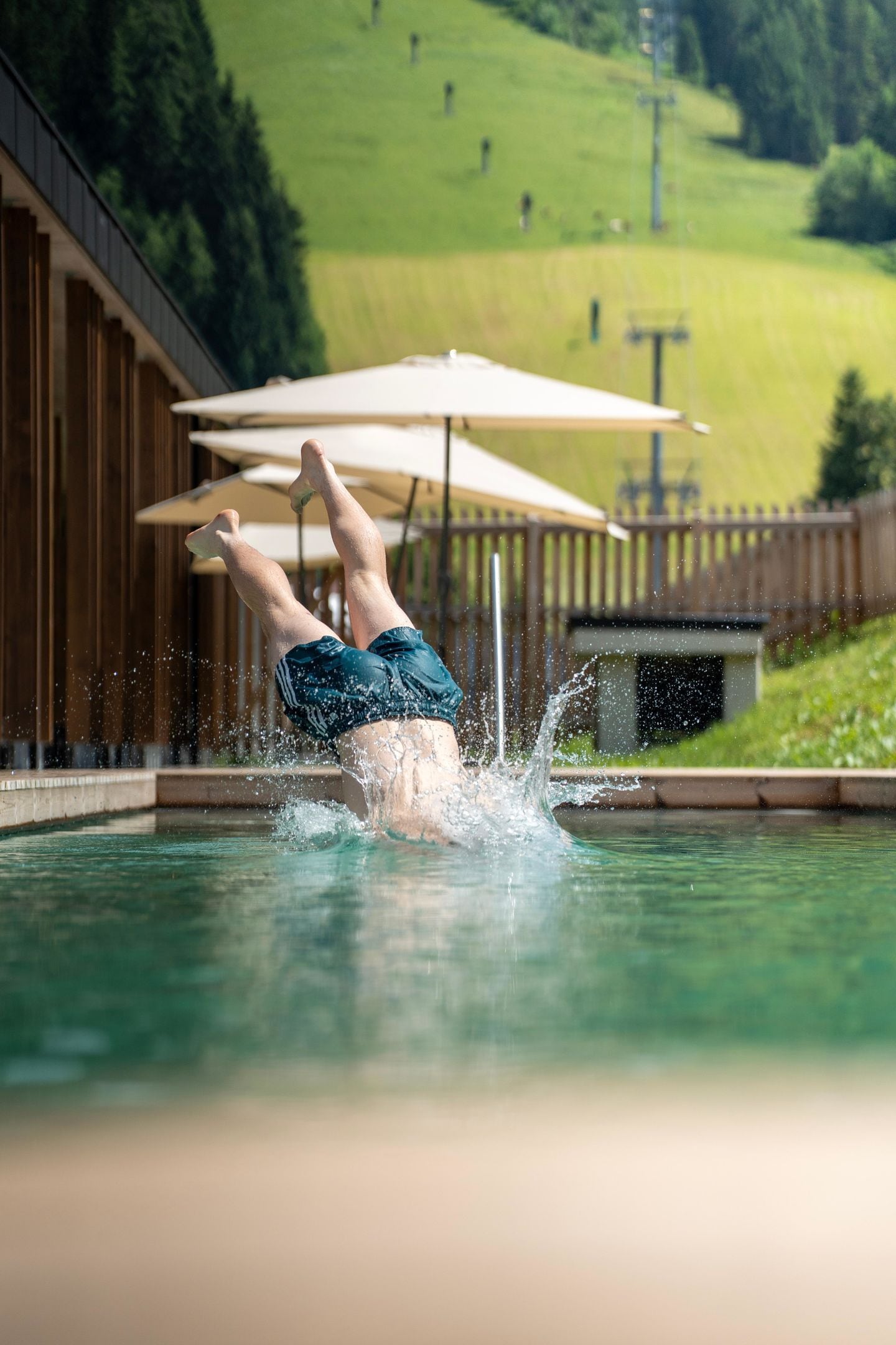 Innenpool, Außenpool (je nach Saison geöffnet), Sonnenschirme