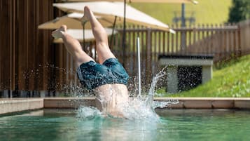 Innenpool, Außenpool (je nach Saison geöffnet), Sonnenschirme