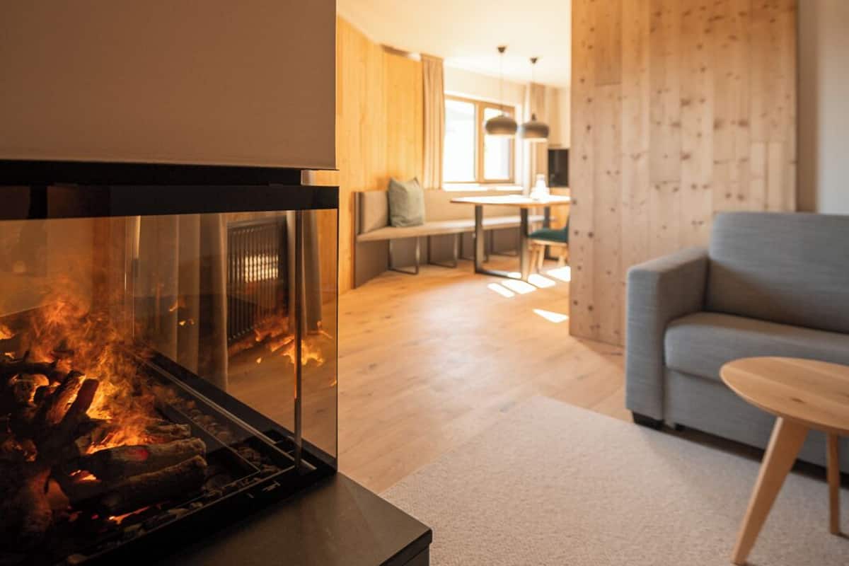 Una sala de estar moderna con chimenea, un sofá y un comedor.