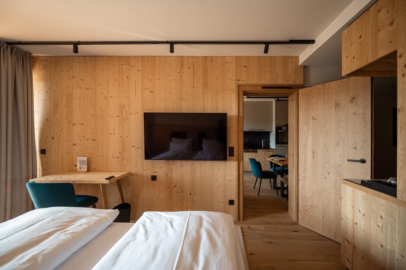 Allergitestet sengetøy, safe på rommet og skrivebord for bærbar PC