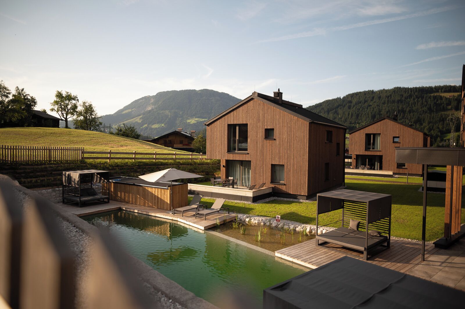 Innenpool, Außenpool (je nach Saison geöffnet), Sonnenschirme