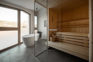 Hypo-allergenic bedding, in-room safe, laptop workspace, blackout drapes - ADEA Lifestyle Suites (Fieberbrunn)