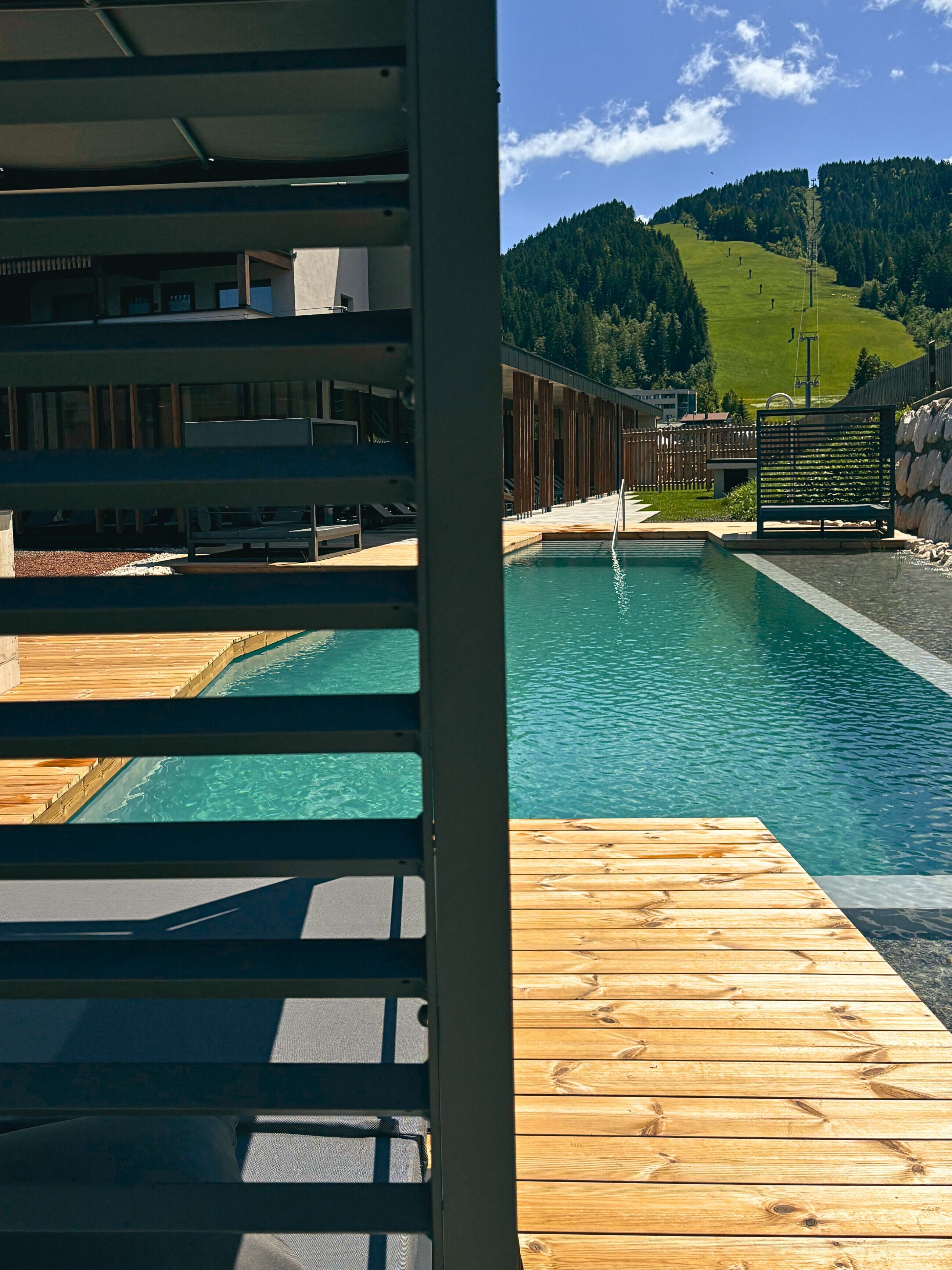Una piscina techada, una piscina al aire libre de temporada, sombrillas