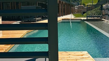 Piscina interna, piscina externa sazonal, guarda-sóis, espreguiçadeiras