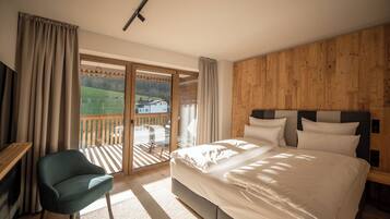 1 bedroom, hypo-allergenic bedding, in-room safe, laptop workspace