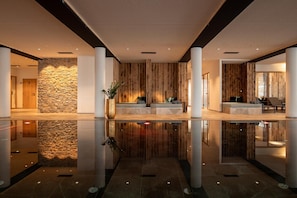 Piscine couverte, piscine extérieure (ouverte en saison)