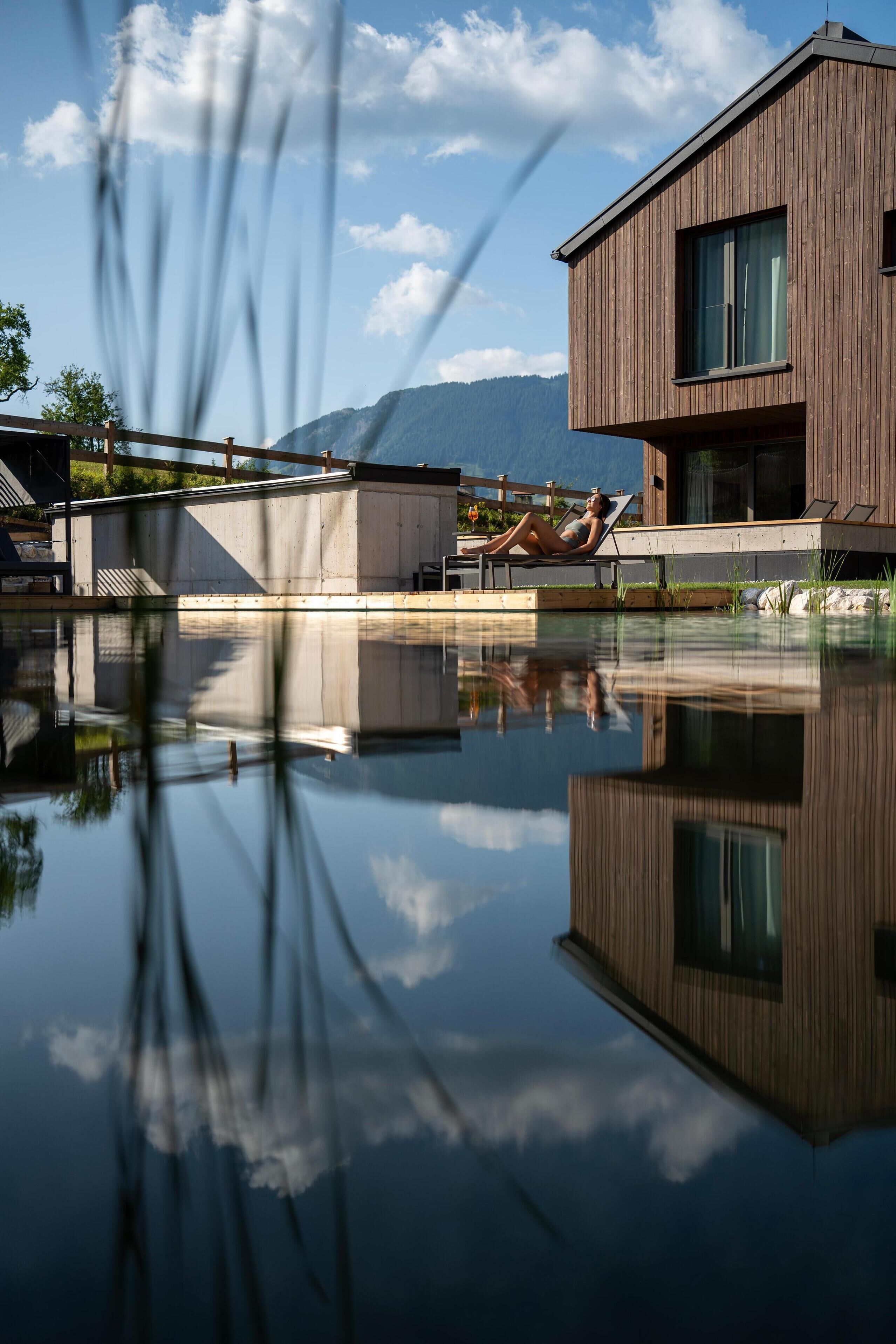 Een binnenzwembad en een seizoensgebonden buitenzwembad