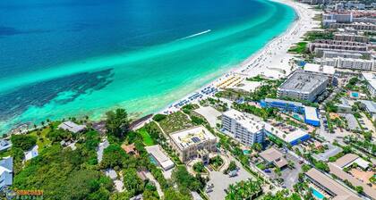 Sarasota Seascape 3 Bedroom Home by RedAwning