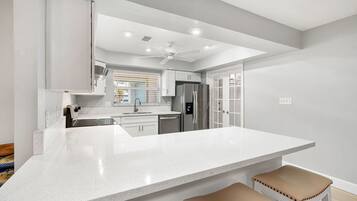 House, 4 Bedrooms | Private kitchen | Fridge, oven, coffee/tea maker, toaster