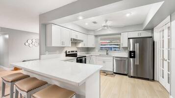 House, 4 Bedrooms | Private kitchen | Fridge, oven, coffee/tea maker, toaster