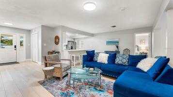 House, 4 Bedrooms | Living area | Smart TV