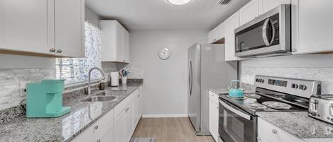 House, 3 Bedrooms | Private kitchen | Fridge, oven, coffee/tea maker, toaster