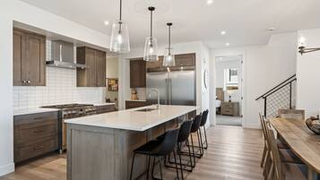 Private kitchen | Fridge, oven, coffee/tea maker, toaster