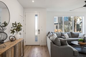 House, 5 Bedrooms | Living area | Smart TV