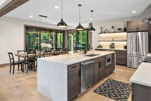 Refrigerador, microondas, horno, placa de cocina