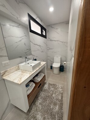 Dusche, Handtücher, Seife, Toilettenpapier