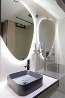 Basic Double Room | Bathroom | Shower, rainfall showerhead, hair dryer, towels