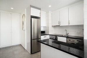 Kjøleskap, mikrobølgeovn, ovn og kokeplater