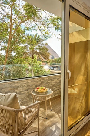 Premium bedding, free minibar items, desk, laptop workspace - Lotus Inn (Giza)