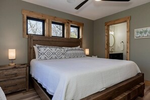 3 bedrooms, free WiFi, bed sheets - Pinecone Pass! -HOT TUB - Sleeps 10 - 5 mins to APP STATE (Boone)