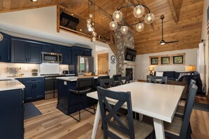 Dining - In Boone! Hot Tub - Firepit - Sleeps 10 - Wifi (Boone)