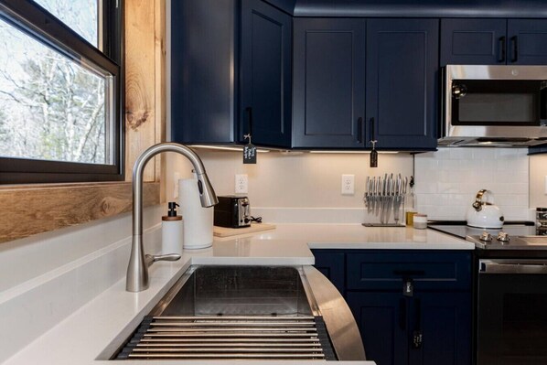 Køleskab, mikrobølgeovn, ovn, kogeplade