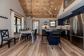 Fridge, microwave, oven, stovetop - Pinecone Pass! -HOT TUB - Sleeps 10 - 5 mins to APP STATE (Boone)