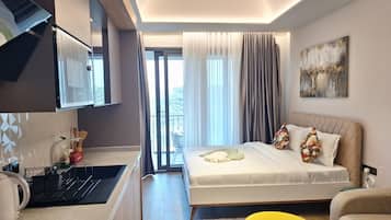 Studio Suite Eksekutif | Meja kerja, ruang kerja ramah laptop, dan setrika/meja setrika