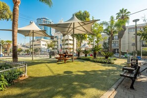 Outdoor dining - MIKLAT Bograshov 3BR with open View by FeelHome (Tel Aviv - Jaffa)