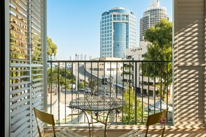 Outdoor dining - MIKLAT Bograshov 3BR with open View by FeelHome (Tel Aviv - Jaffa)