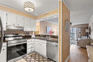 Frigorífico, microondas, horno y placa de cocina