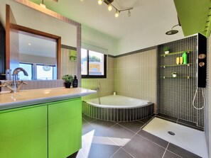 Douche, sèche-cheveux, bidet, serviettes fournies