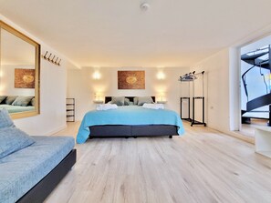 4 Schlafzimmer, Zimmersafe, Schreibtisch, Bügeleisen/Bügelbrett