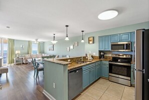 冷蔵庫、電子レンジ、オーブン、コンロ