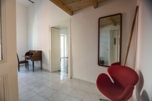 Interior - Panoramic apartment with large roof terrace in Naples, view of harbor, Vesuvius (Neapel)