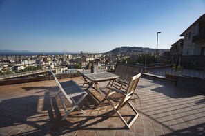 Outdoor dining - Panoramic apartment with large roof terrace in Naples, view of harbor, Vesuvius (Neapel)