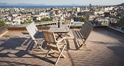 Panorama Ferienwohnung mit groĂer Dachterrasse in Neapel, Blick auf Hafen, Vesuv