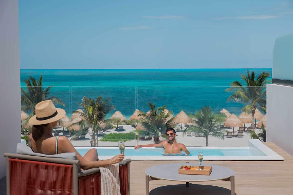 Excellence Club Beachfront Honeymoon Two-Story Rooftop Terrace Suite W/ Private Pool | 客房景觀
