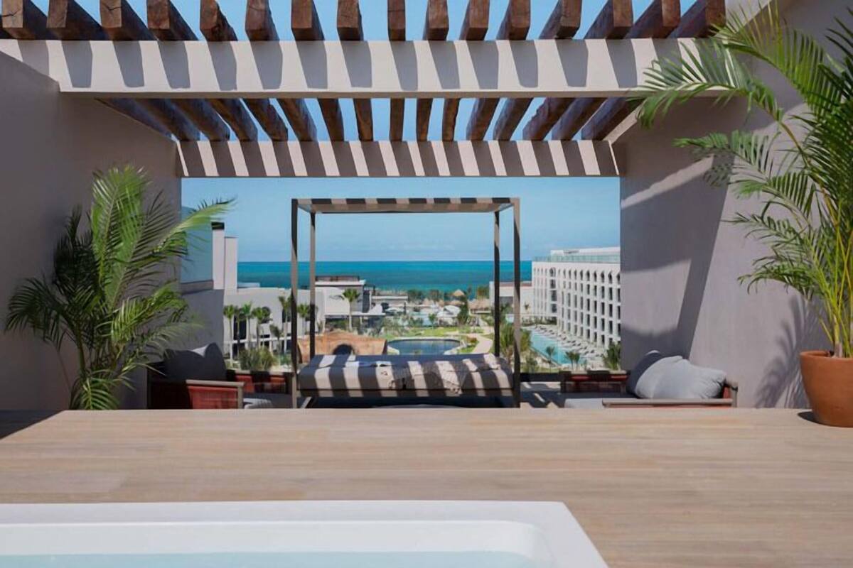 Two-Story Rooftop Terrace Suite With Private Pool | 防敏寢具、迷你吧贈品、房內夾萬、遮光窗簾/窗簾