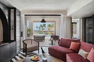 Excellence Club Honeymoon Suite With Private Pool | 防过敏的被褥、迷你吧（备有免费物品）、客房内保险箱、遮光窗帘