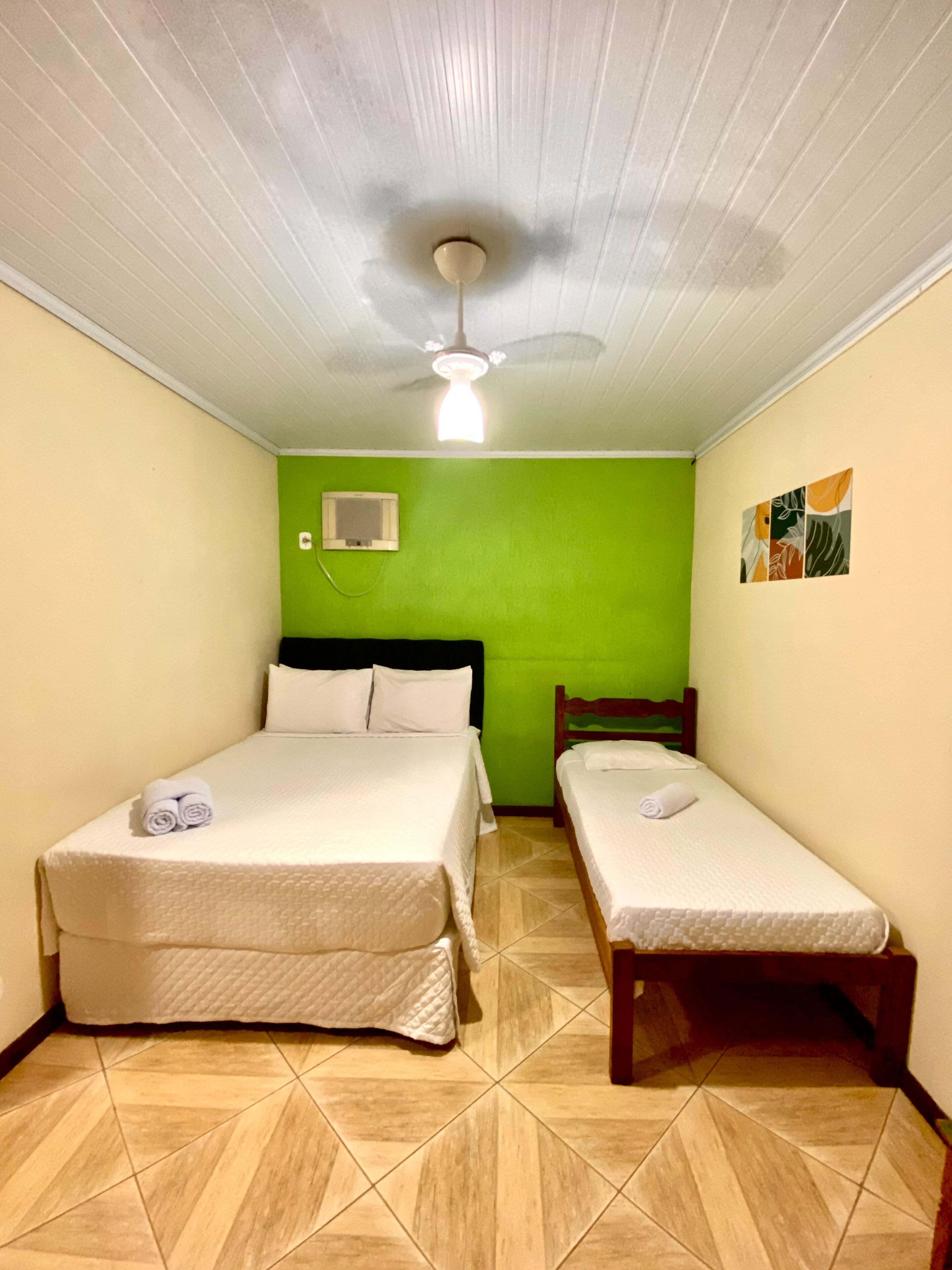 Habitación triple económica | Wifi gratis y ropa de cama