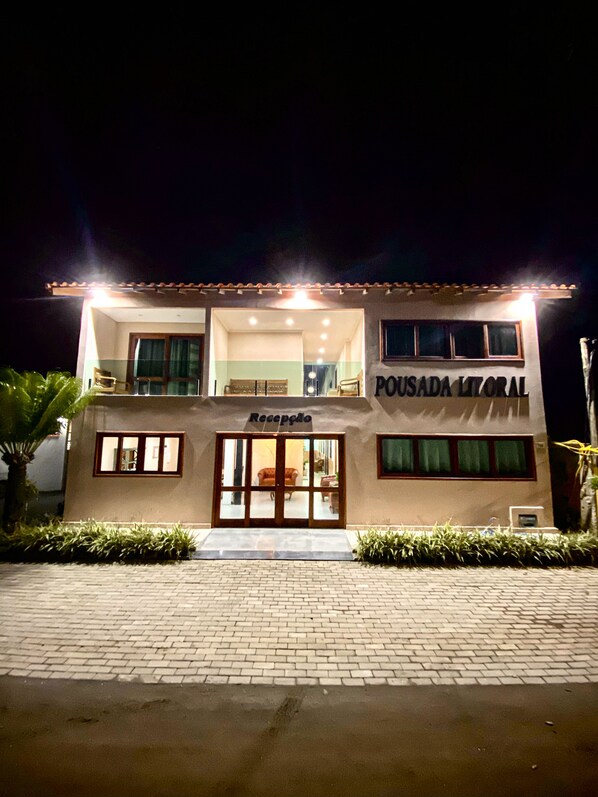 A two-story building with a reception area and a sign reading "Pousada Litoral." - Pousada Litoral Paraty (Paraty)