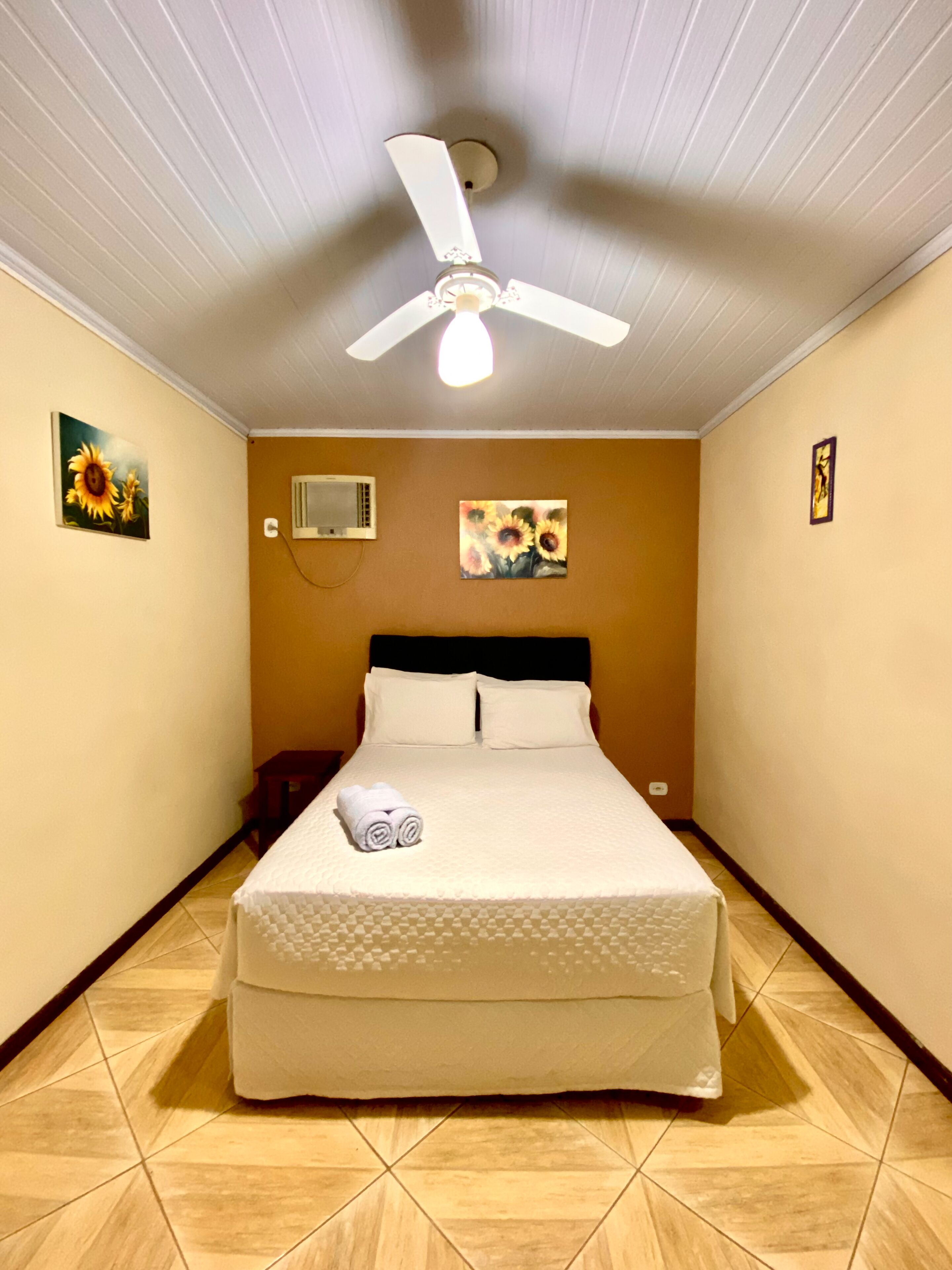 Habitación económica doble, 4 habitaciones | Wifi gratis y ropa de cama