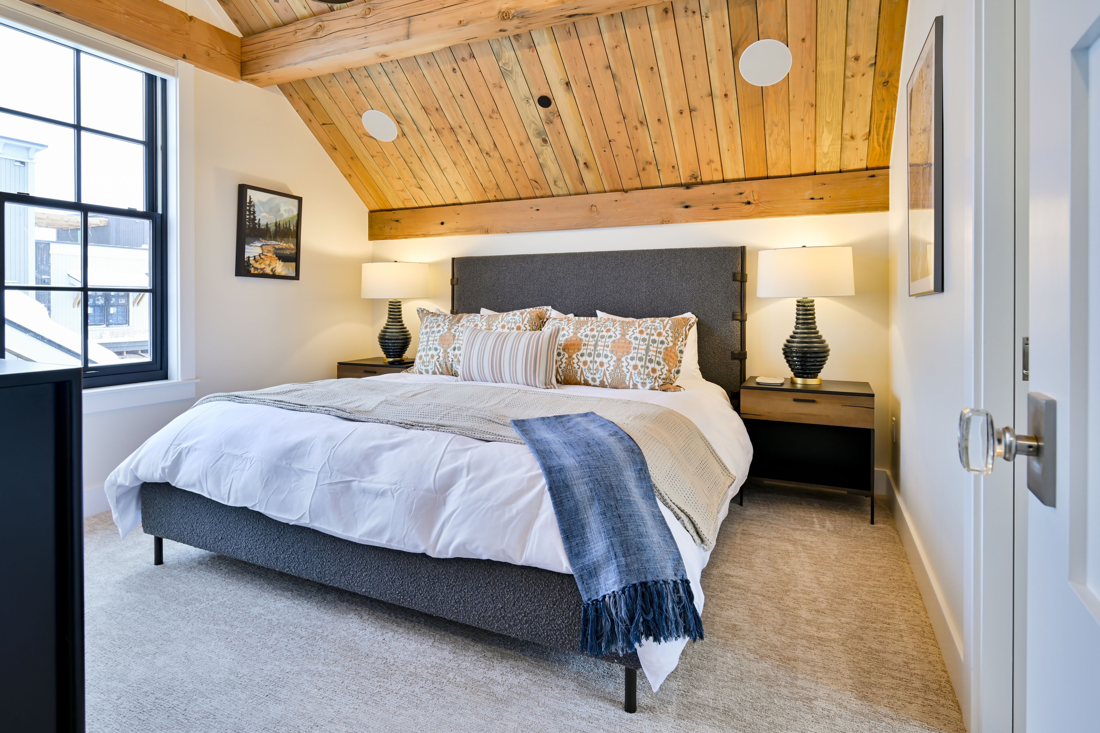 6 bedrooms, iron/ironing board, free WiFi, bed sheets