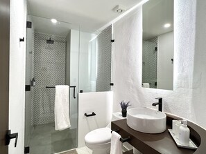 Dusche, Haartrockner, Handtücher, Seife