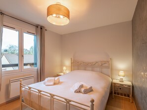 3 slaapkamers, een strijkplank/strijkijzer, wifi, beddengoed