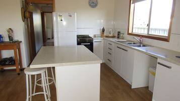 Frigorífico, microondas, horno y placa de cocina