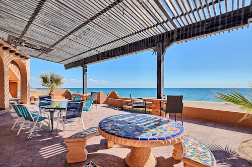 Bella Mexico: Luxurious beachfront home perfect for swimmers and kayakers